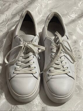 Wishbone Women’s Classic White Leather Low-Top Sneakers